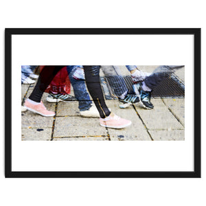 Shopping feet by Leo Brix