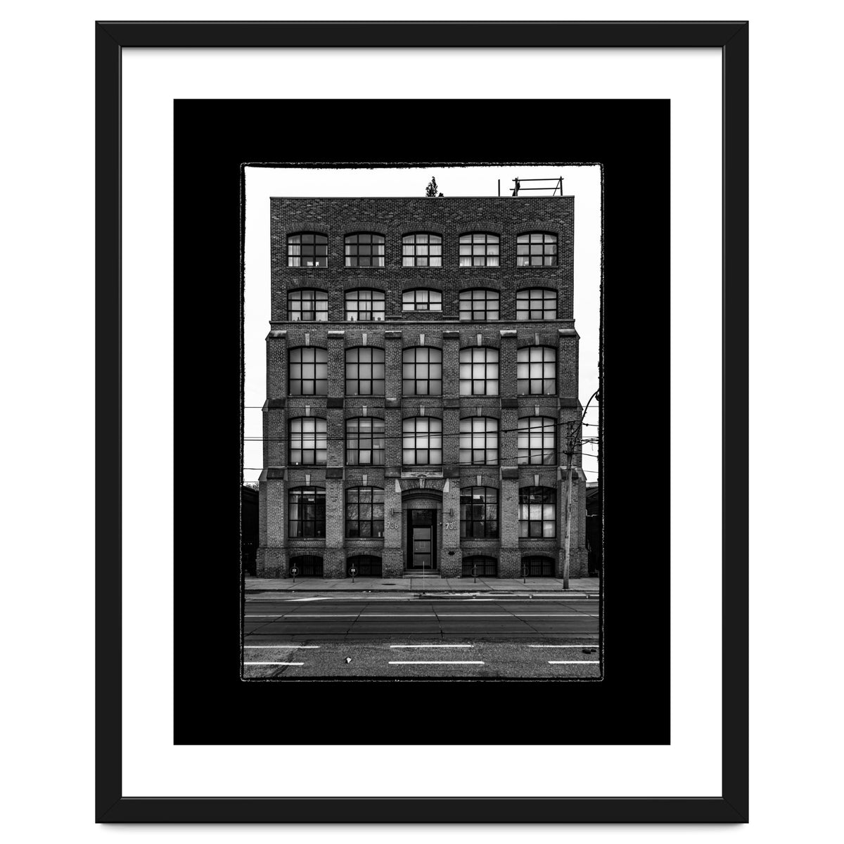 No 736 Dundas St E 1 with Border